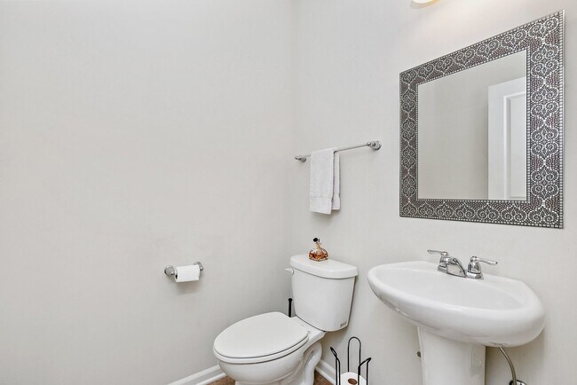 Building Photo - 3557 Crestwood Ln