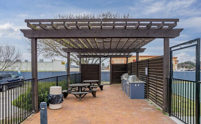 Foto del edificio - 6225 Saratoga Blvd