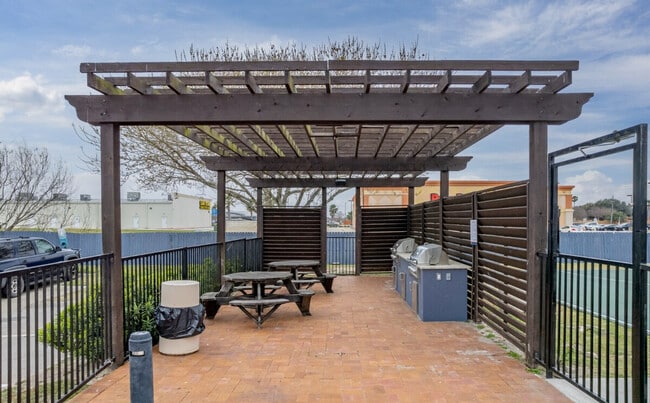 Building Photo - 6225 Saratoga Blvd