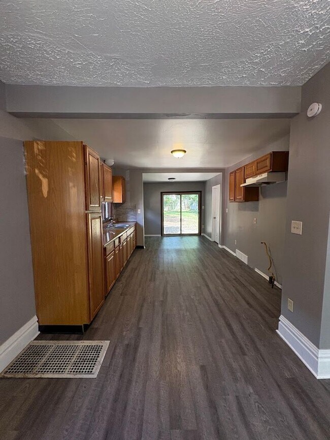 Foto del edificio - Three bedroom one bathroom home for rent