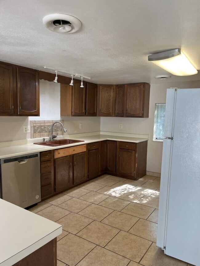 Foto del edificio - STUDENTS WELCOME! Spacious Ranch Home Across from City Park!