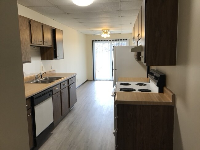 spacious Kitchen - 512 Breezy Point Dr