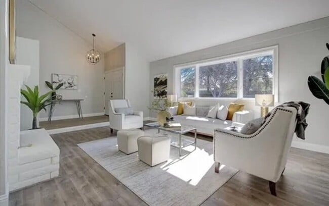 Building Photo - Spacious Single Family Home