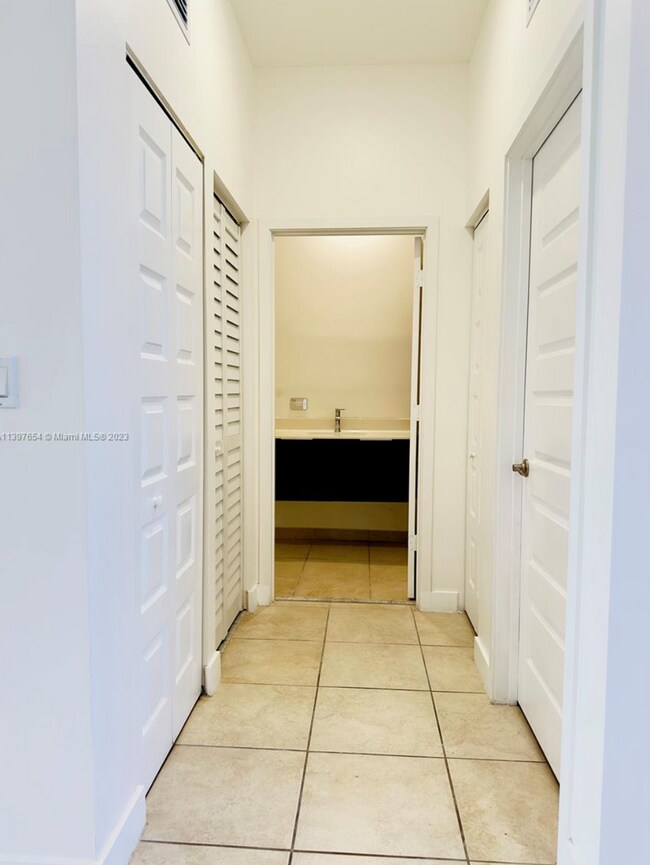 Foto del edificio - 7819 NW 104th Ave