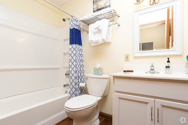 2HAB, 1BA - 800 ft² - Baño - The Rathbone Apartments