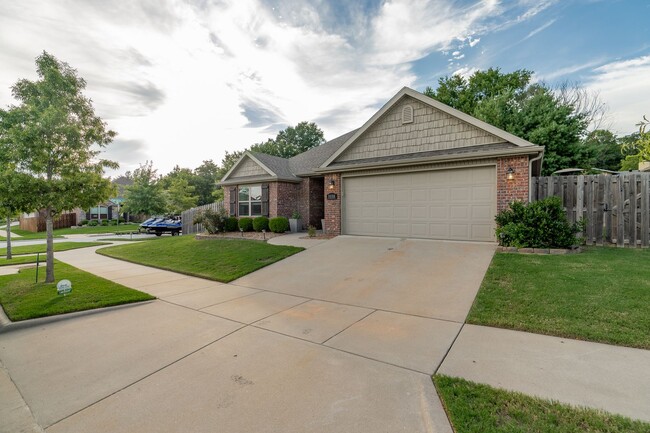 Building Photo - Impeccable 3 BR Home on Corner lot! Lots o...
