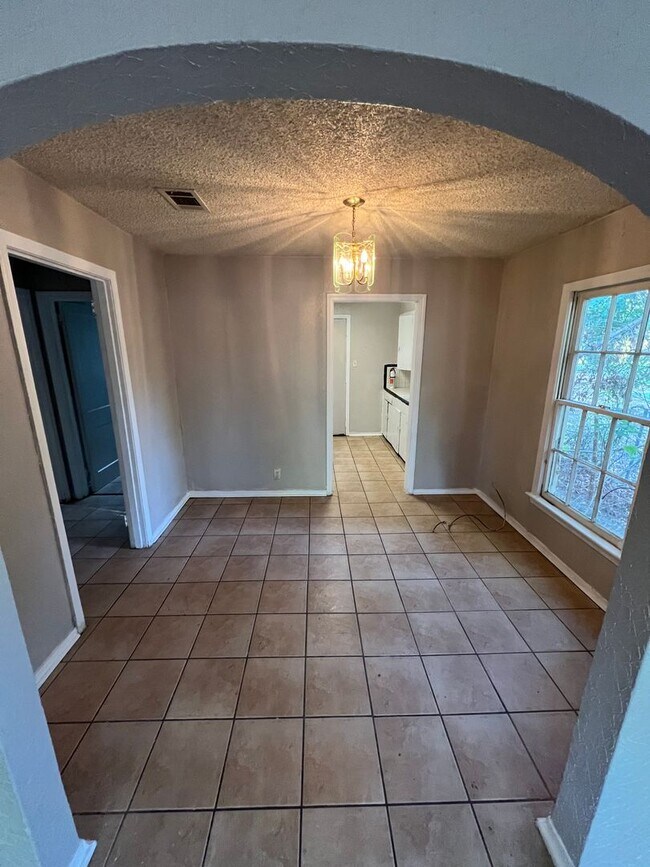 Building Photo - Coming Soon! 2bed/1bath on corner lot!