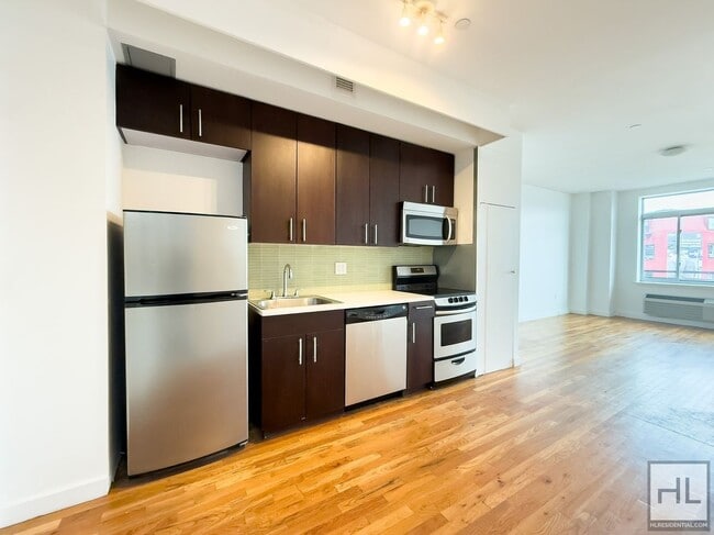 Foto del edificio - NO FEE / Spacious Sunlit Bushwick Studio / Balcony