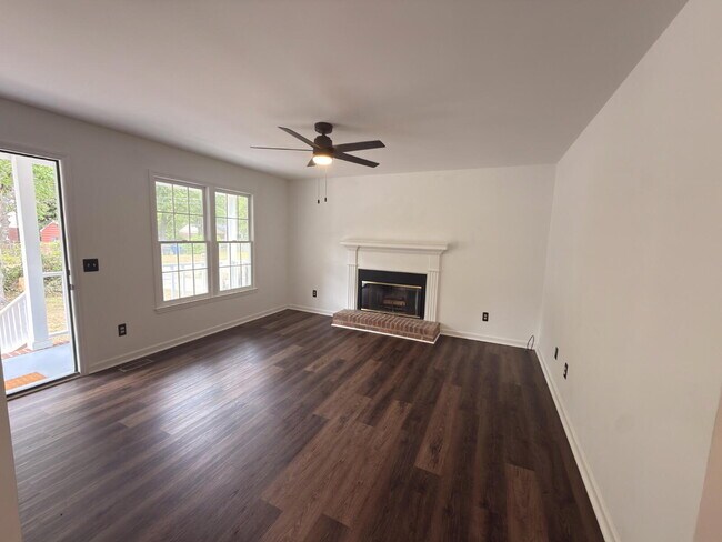 Foto del edificio - Move-In ready-Rosewood 3BR w/ Fenced Yard + Pet Friendly