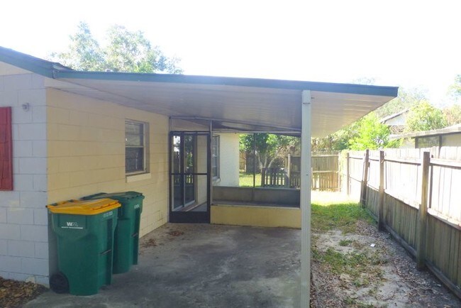 Building Photo - 2 Bedroom 1 Bath Duplex in Mount Dora