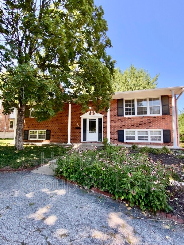 903 W Stewart Rd, Columbia, MO 65203