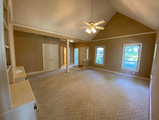 Building Photo - 7 Holbrook Dr