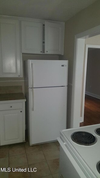 Building Photo - 327 Decelle St