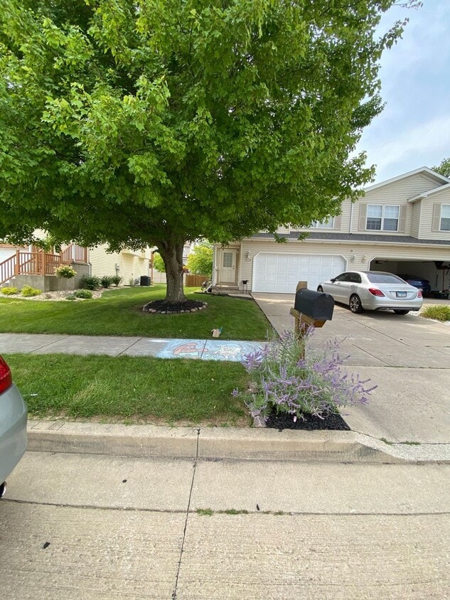 Foto principal - Beautiful 3BR, 2.5 bath townhouse in north Normal. Over 2300 square feet. New carpet throughout. ...