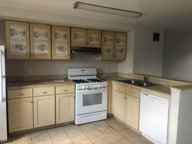 Building Photo - Charming & Move-In Ready Home in Baltimore!