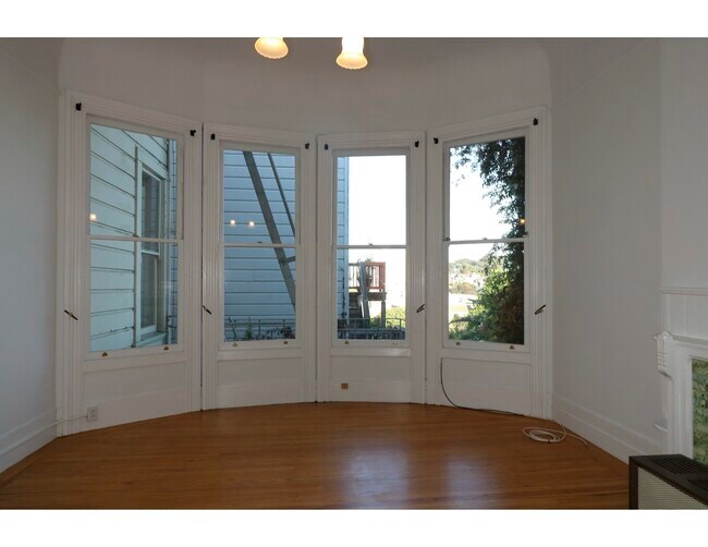 Building Photo - 718 Broderick St