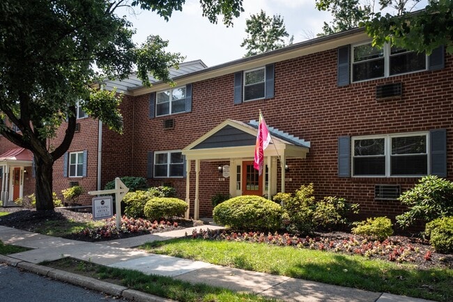 Building Photo - Spring Manor