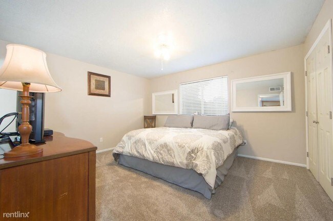 Foto del edificio - 8812 Peony Ct NE