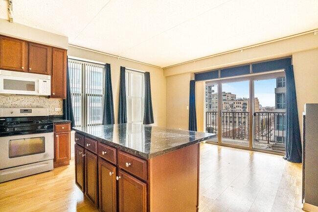 Foto del edificio - 1250 S Indiana Ave