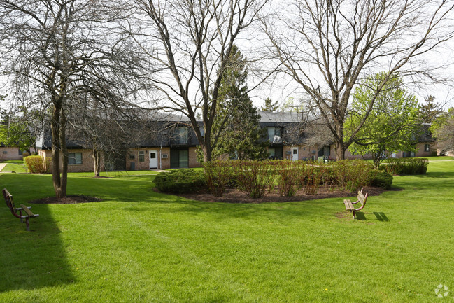 Building Photo - Villas By The Lake