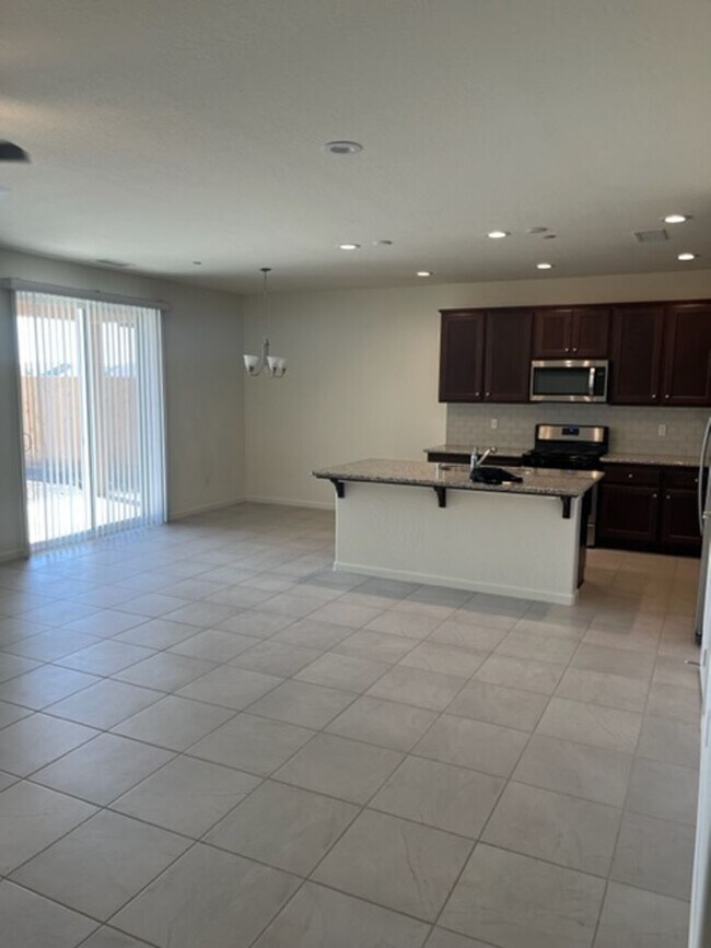 Foto del edificio - 4 Bedroom 2 Bath home in Hanford Coming So...