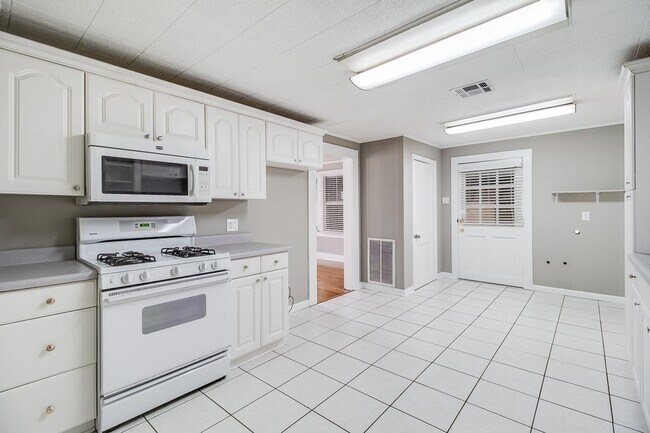 Building Photo - Great Cottage Style House in the Saint Str...
