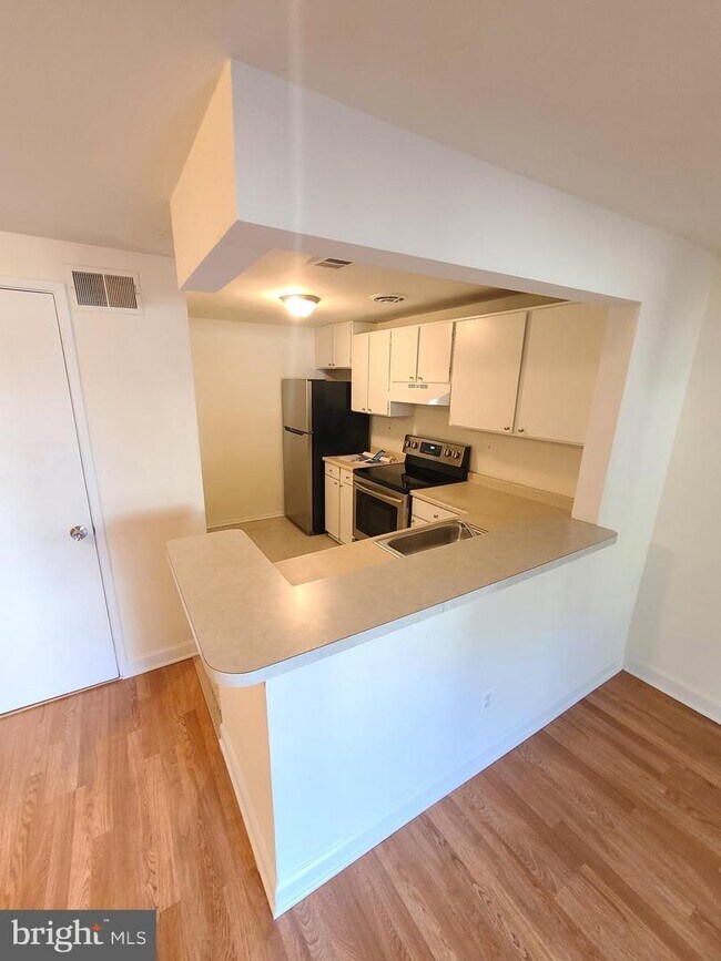 Building Photo - 9475 Chadburn Pl