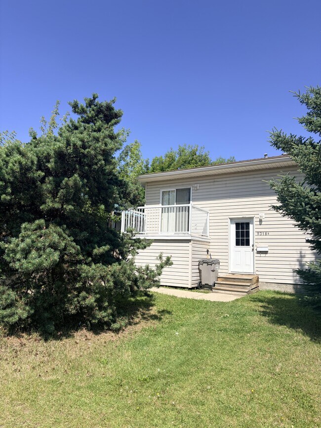Building Photo - 9318 B-93106 106 Ave.