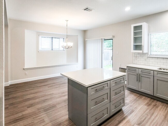 Foto del edificio - Sought-After Vista Ridge Single Story