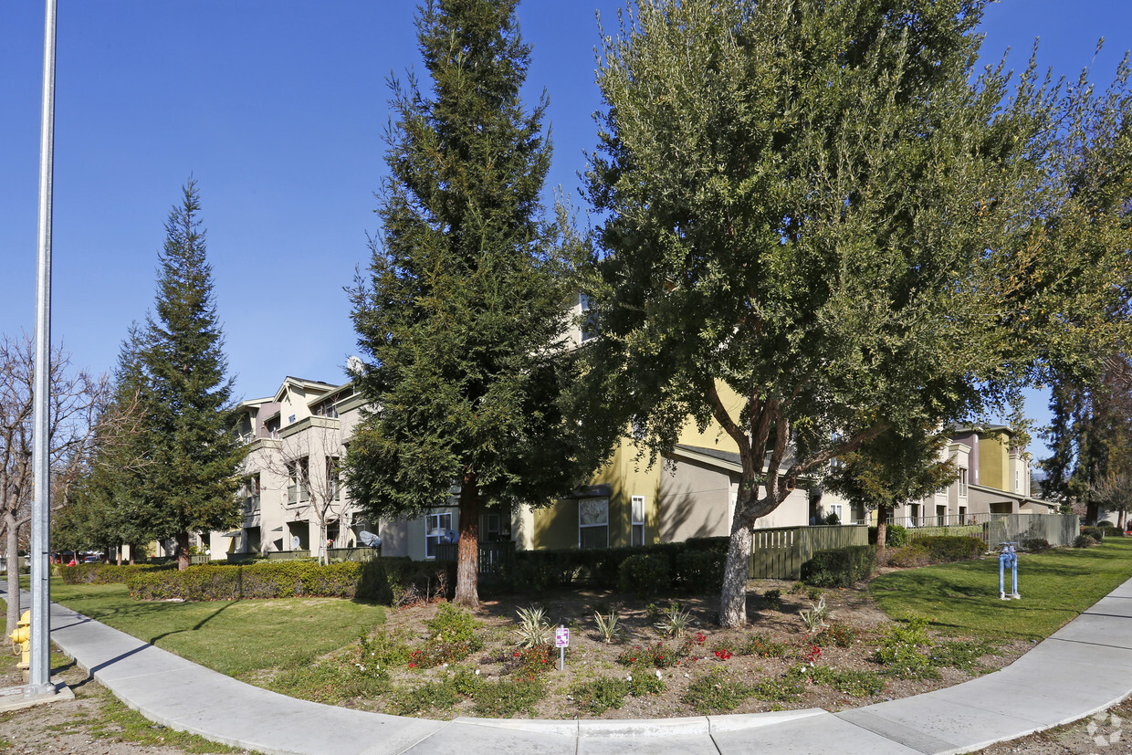 Building Photo - Oak Circle