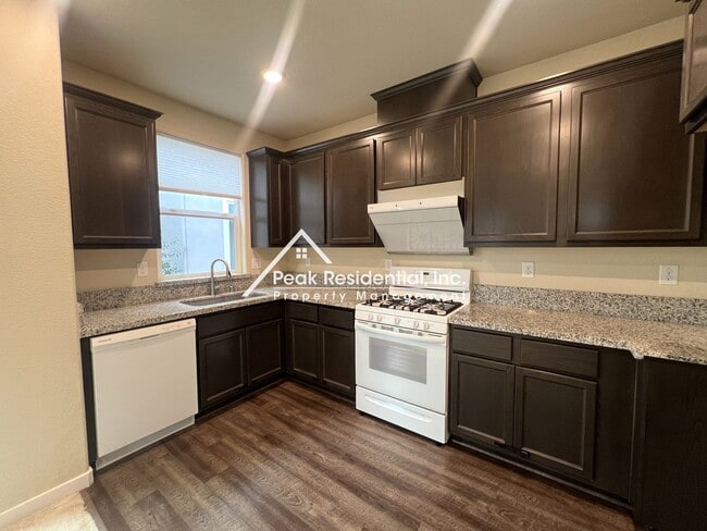 Building Photo - Updated Elk Grove 3bd/2.5ba House in Gated Community!