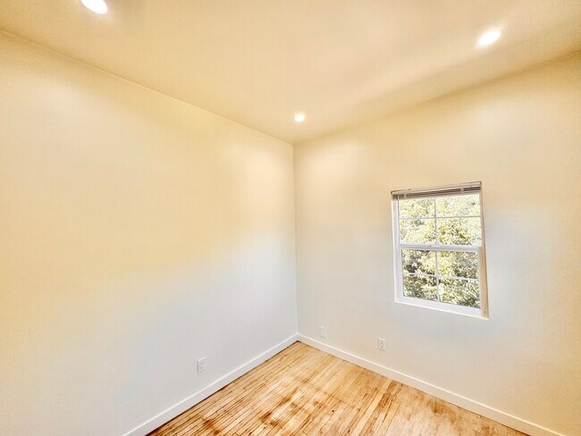 Building Photo - 515-518 3/4 N Mariposa Ave-515 1/2