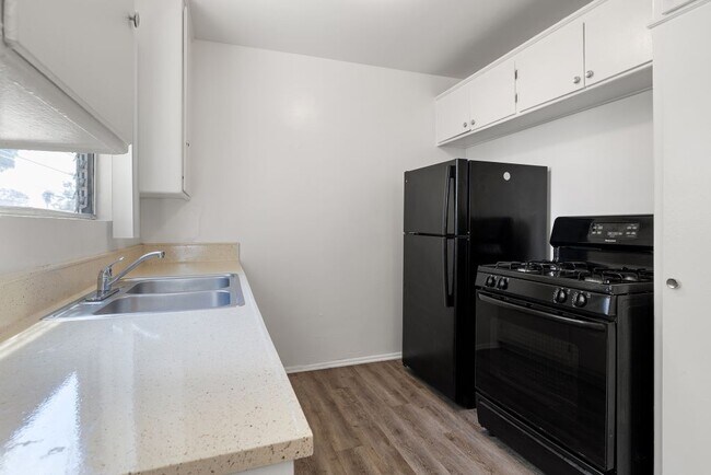 Building Photo - Roxanne Apartments