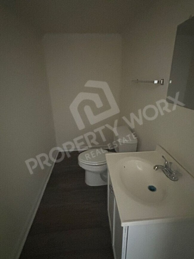 Building Photo - 2 Bedroom, 1.5 Bath Town Home in Sharpsbur...