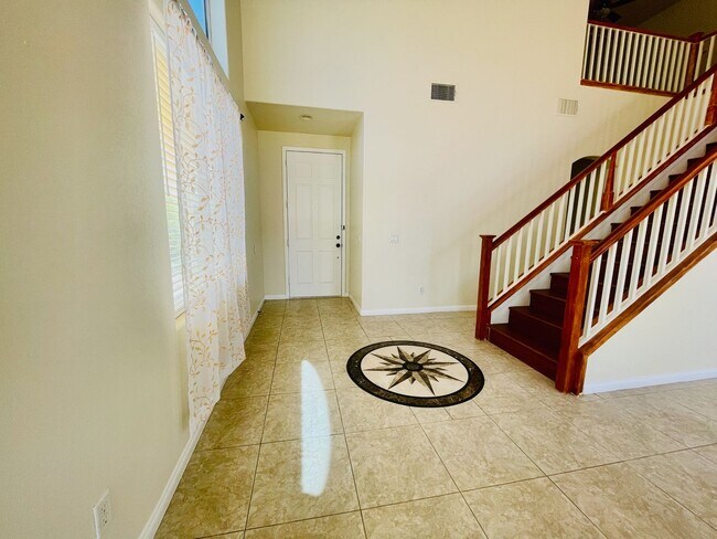 Building Photo - Newly Renovated 5 bd, 3 bth, Loft, w/ down...
