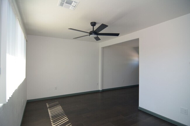 Foto del edificio - Remodeled 2 Bedroom 1 Bath Duplex! Great Central Tucson Location!