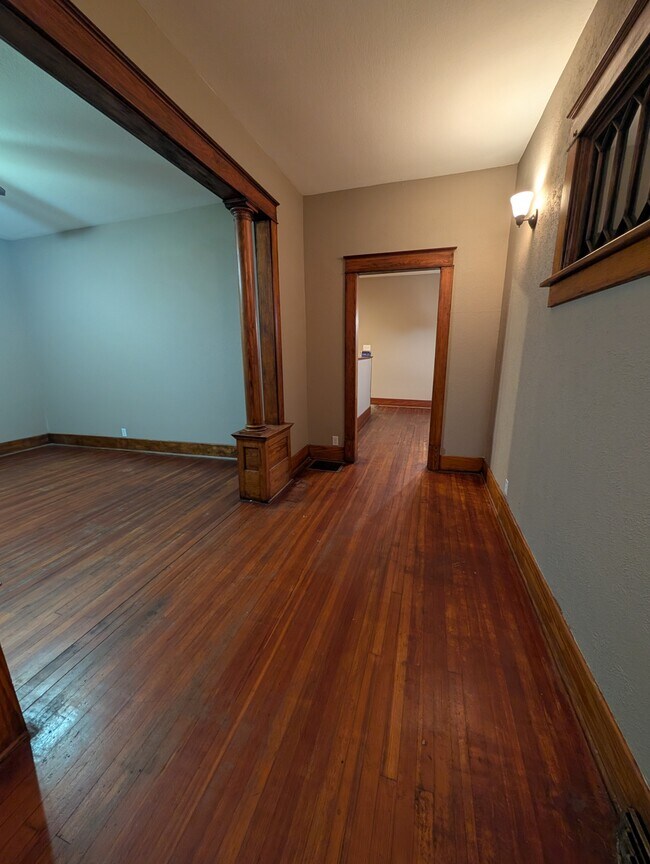 Building Photo - 516 NE Twiss Ave