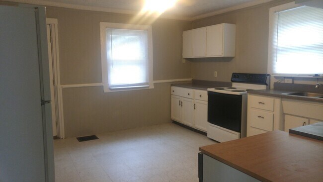 Building Photo - 2-Story House, 5Bed/2Bath with Washer/Drye...