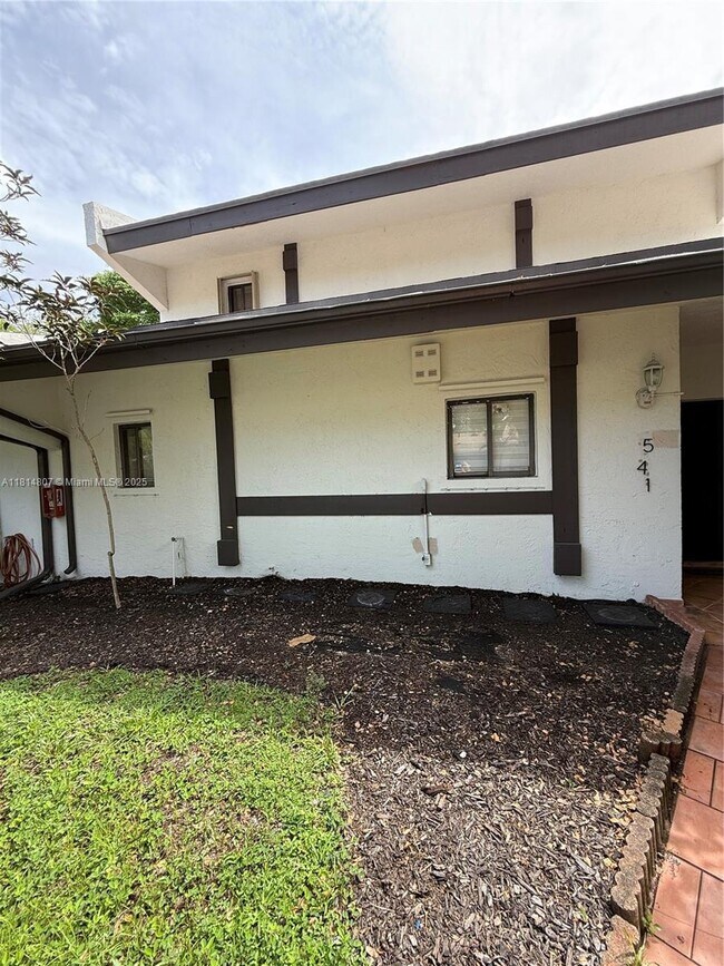 Foto del edificio - 541 NE 199th Ln