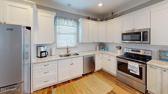 Building Photo - 1215 Ocean View Dr