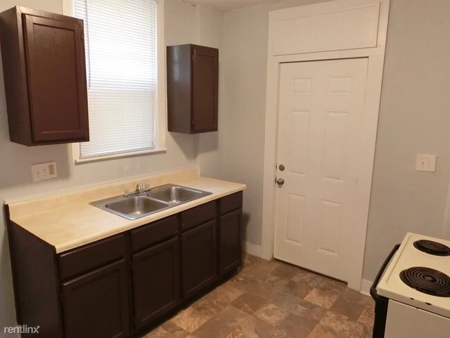 Building Photo - 3 br, 1 bath House - 697 Berkeley Rd