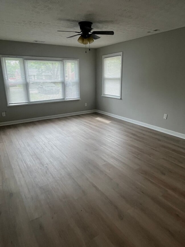 Building Photo - Gorgeous Fully Renovated 3/1!