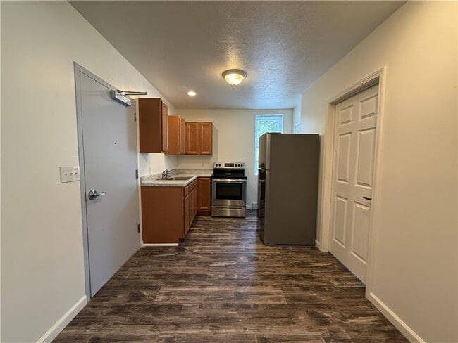 Building Photo - 571 Kendall Ave