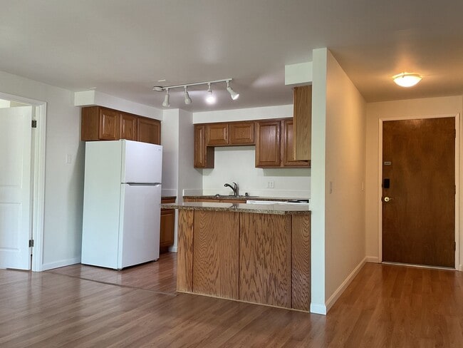 Building Photo - 1 Bed / 1 Bath Houghton condo in Kirkland $1,795/month