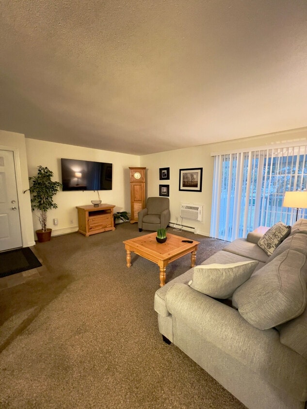 Foto principal - 1616 Green Valley Dr