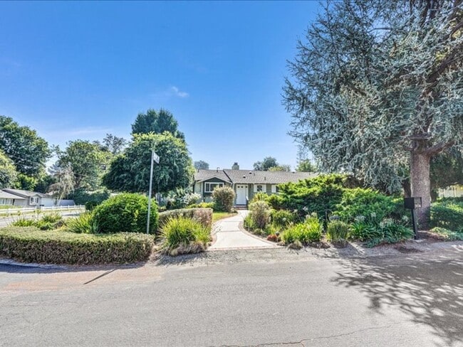 Foto del edificio - Welcome to this charming 3-bedroom, 2-bath...