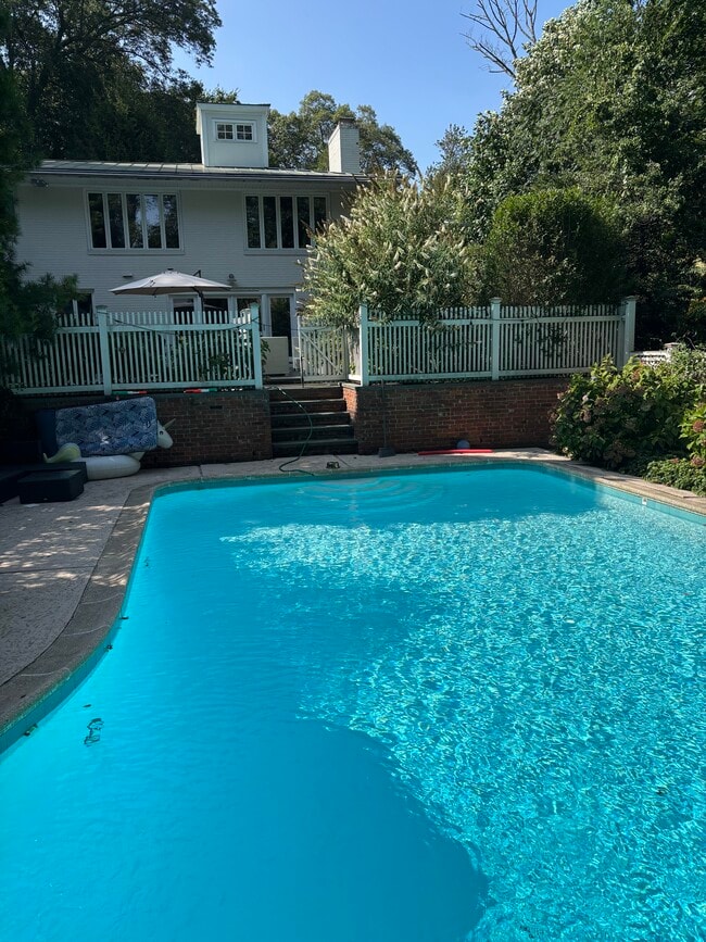 Foto del edificio - 544 Brookside Rd