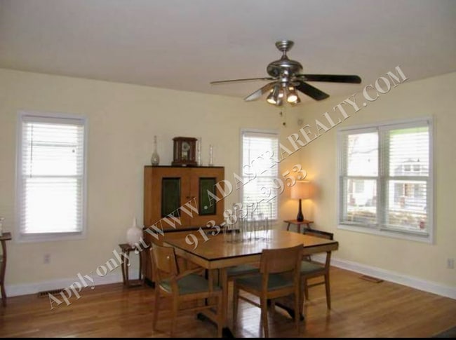 Building Photo - Updated 3 Bed 1 Bath Home Minutes From the...