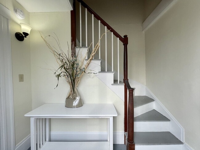 Foto del edificio - Seeking a roommate for a 2 bdr, 2 bath lower level condo with a porch and private yard, 1.5 miles...