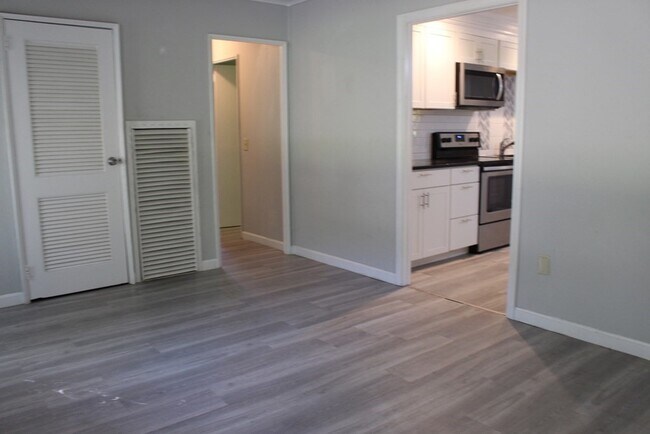 Building Photo - 56 Crestwood Dr